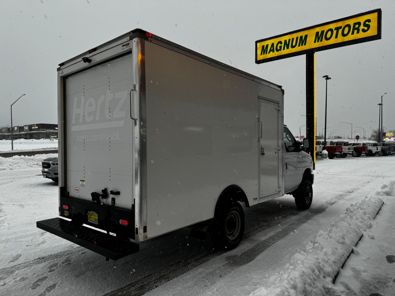 2022 WHITE /White FORD E-SERIES E-350 SD (1FDWE3FK7ND) with an 7.3L engine, Automatic transmission, located at 1960 Industrial Drive, Wasilla, 99654, (907) 274-2277, 61.573475, -149.400146 - Photo #4
